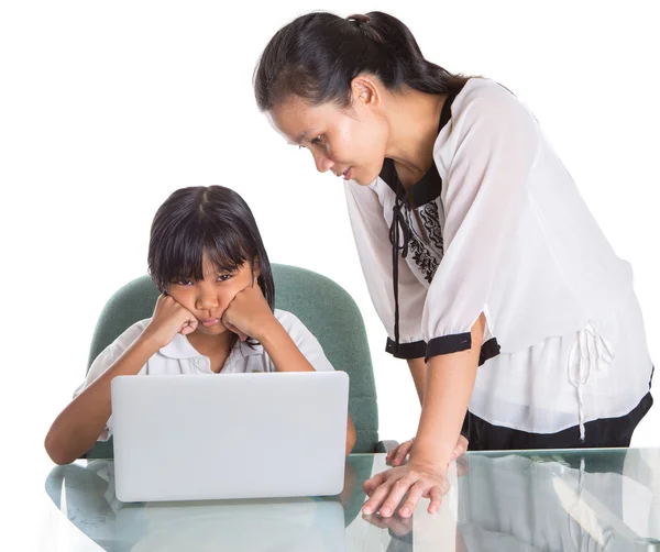 Junge Schulmädchen mit Lehrer — Stockfoto