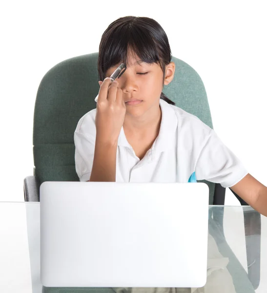 Jonge school meisje met laptop — Stockfoto