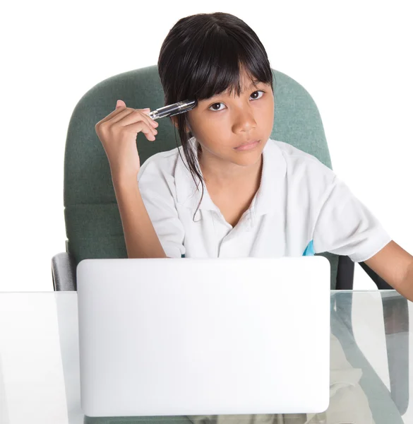 Jeune fille de l'école avec ordinateur portable — Photo