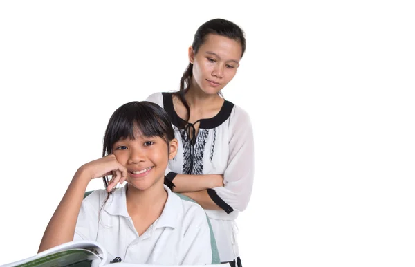 Jonge school meisje met leraar — Stockfoto