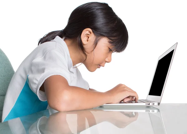 Menina da escola jovem com laptop — Fotografia de Stock