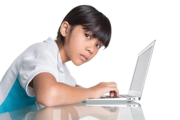 Menina da escola jovem com laptop — Fotografia de Stock