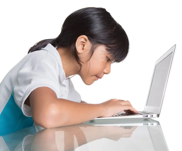 Menina da escola jovem com laptop — Fotografia de Stock