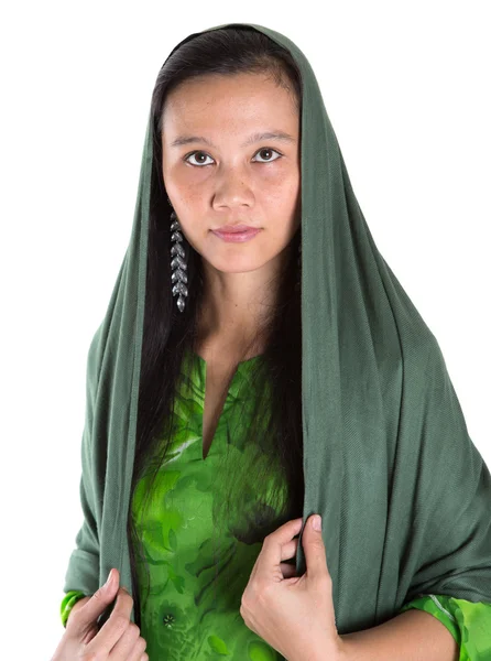 Muslimsk kvinna med grön huvudduk — Stockfoto