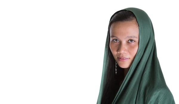 Mujer Musulmana Con Pañuelo Verde Sobre Fondo Blanco — Foto de Stock