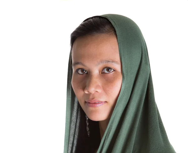 Wanita Muslim dengan kerudung hijau — Stok Foto