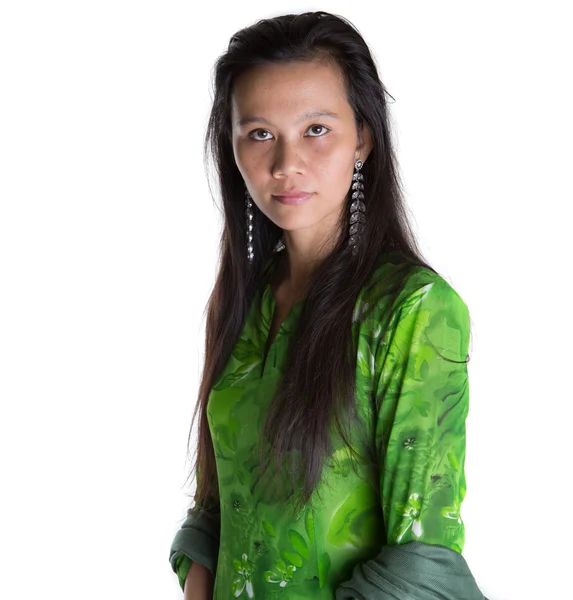 Aziatische Maleis vrouw in groene jurk — Stockfoto