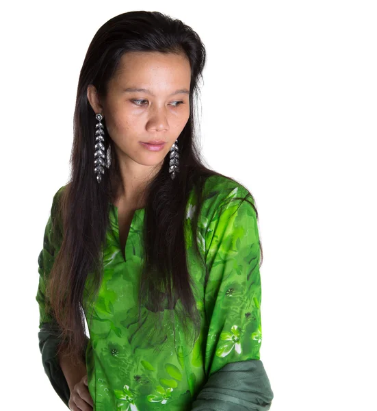 Aziatische Maleis vrouw in groene jurk — Stockfoto