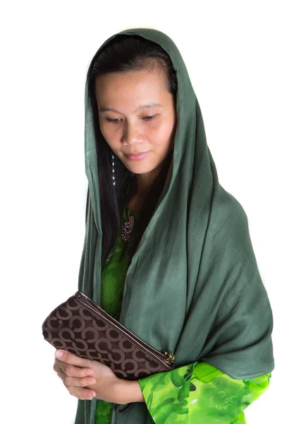 Mulher muçulmana com bolsa marrom — Fotografia de Stock