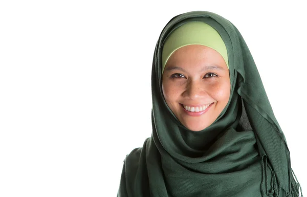 Moslimvrouw in groene hijab — Stockfoto