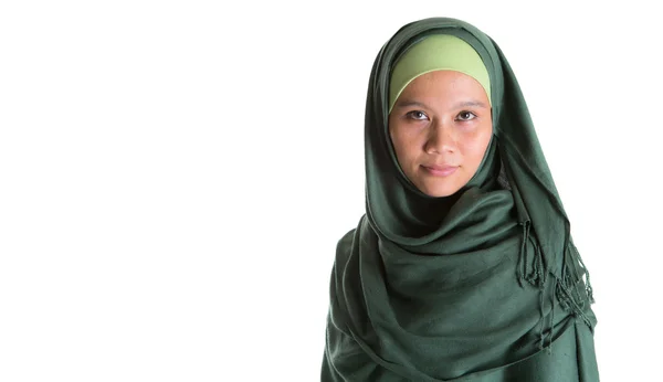 Muslimsk kvinna i grön hijab — Stockfoto