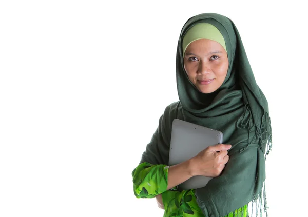 Islamitische vrouw met laptop — Stockfoto