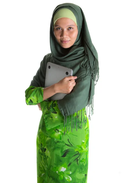 Islamitische vrouw met laptop — Stockfoto