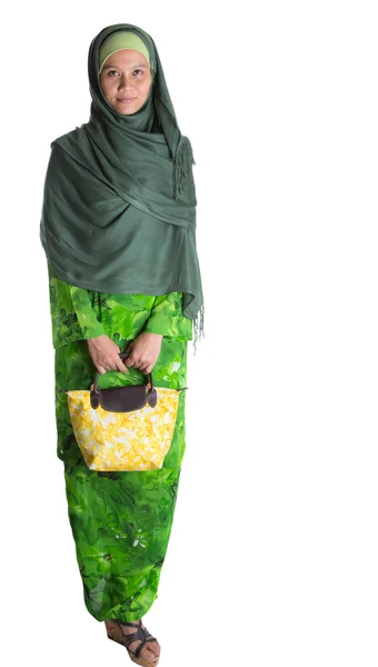 Femme musulmane en robe verte avec sac à main jaune — Photo