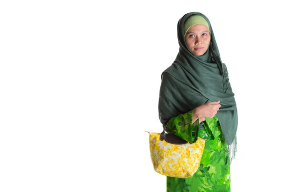 Femme musulmane en robe verte avec sac à main jaune — Photo