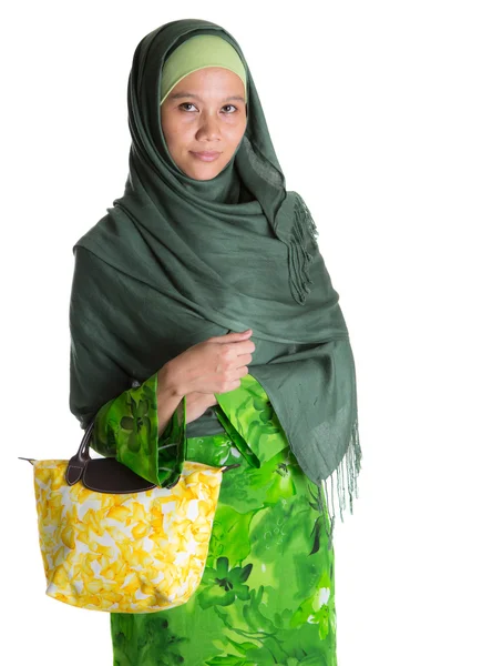 Femme musulmane en robe verte avec sac à main jaune — Photo