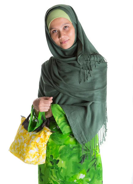 黄色のハンドバッグ緑のドレスでイスラム教徒の女性 — ストック写真