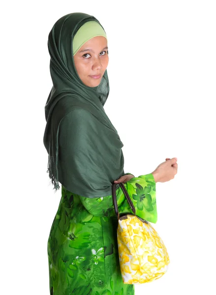 Wanita Muslim berpakaian hijau dengan tas kuning — Stok Foto
