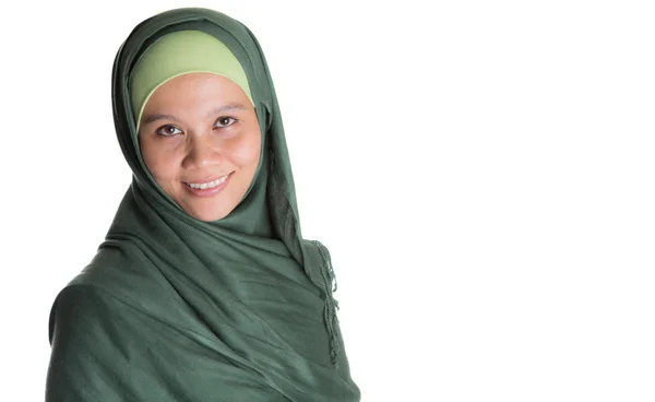 Moslimvrouw in groene hijab — Stockfoto