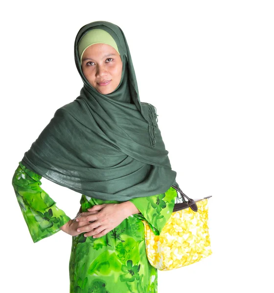 黄色のハンドバッグ緑のドレスでイスラム教徒の女性 — ストック写真