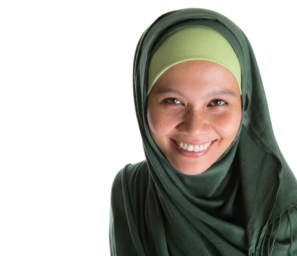 Moslimvrouw in groene hijab — Stockfoto