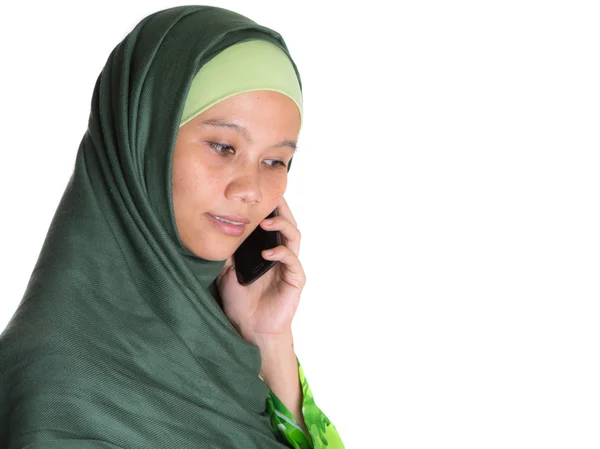 Müslüman kadın ile smartphone — Stok fotoğraf