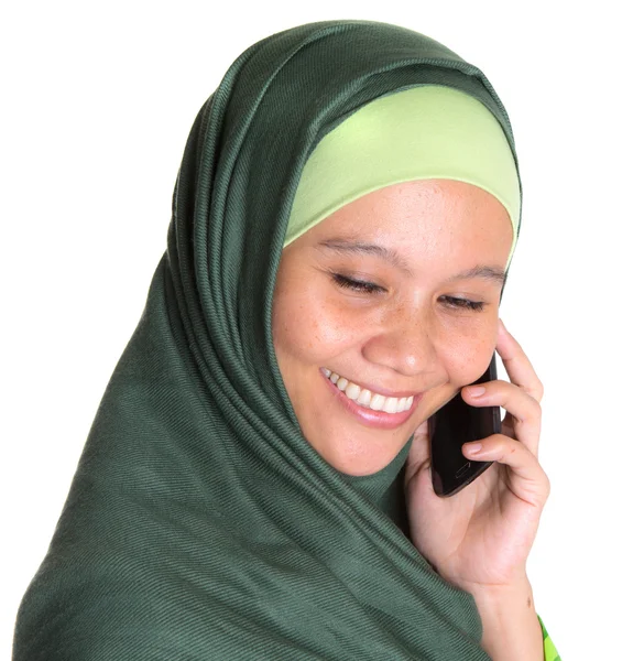Mulher muçulmana com Smartphone — Fotografia de Stock