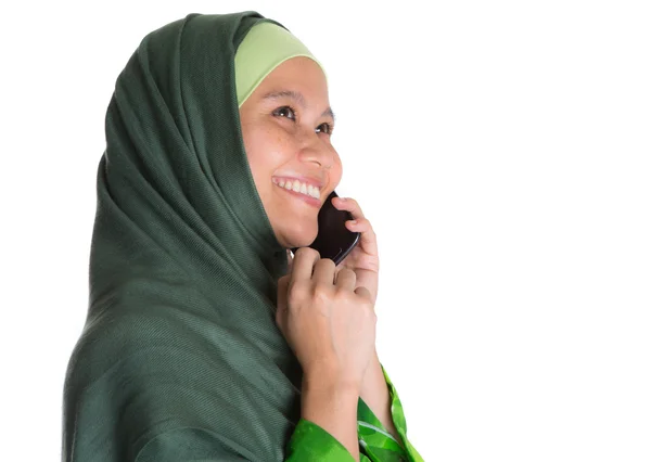 Muslimsk kvinna med smartphone — Stockfoto