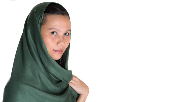 Muslimische Frau mit grünem Kopftuch — Stockfoto