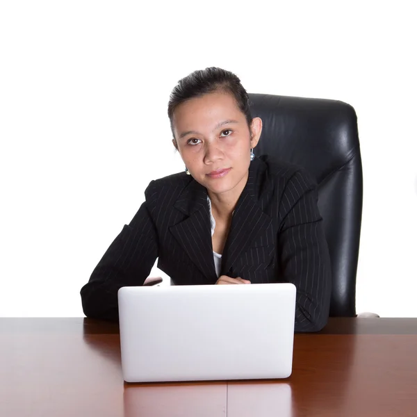 Asiatische Geschäftsfrau bei Ihr Büro Schreibtisch — Stockfoto