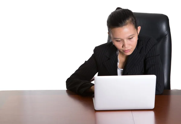 Aziatische zakenvrouw op haar Bureau — Stockfoto