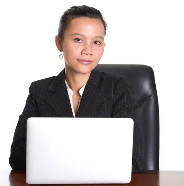 Asiática empresaria en su oficina escritorio — Foto de Stock