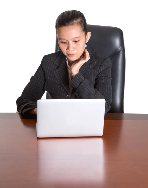 Aziatische zakenvrouw op haar Bureau — Stockfoto