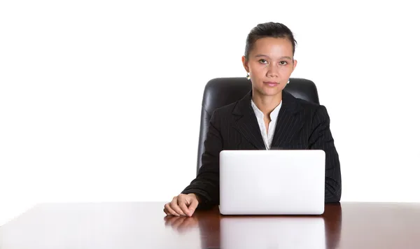 Aziatische zakenvrouw op haar Bureau — Stockfoto