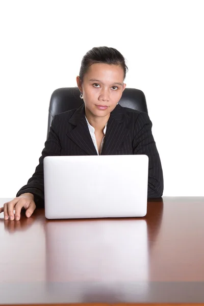 Asiática empresaria en su oficina escritorio — Foto de Stock