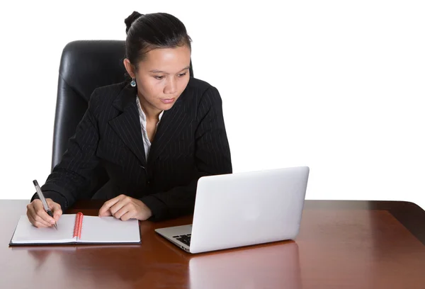 Asiática empresaria en su oficina escritorio — Foto de Stock