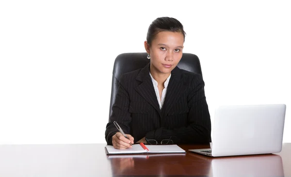 Asiática empresaria en su oficina escritorio — Foto de Stock