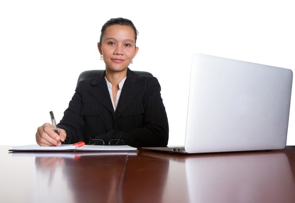 Asiática empresaria en su oficina escritorio — Foto de Stock