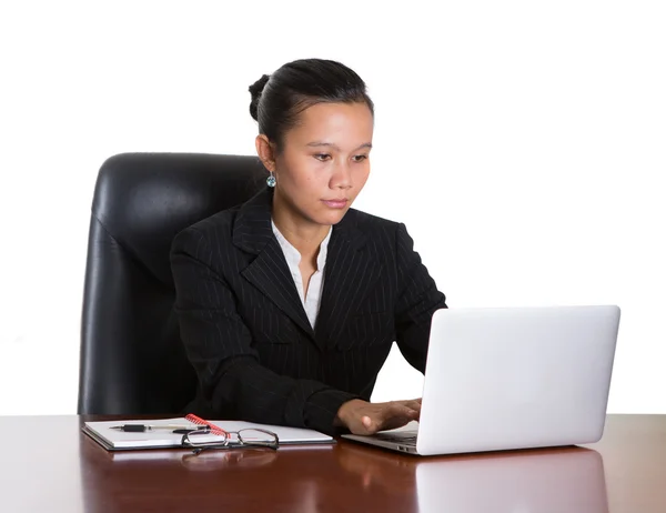 Aziatische zakenvrouw op haar Bureau — Stockfoto