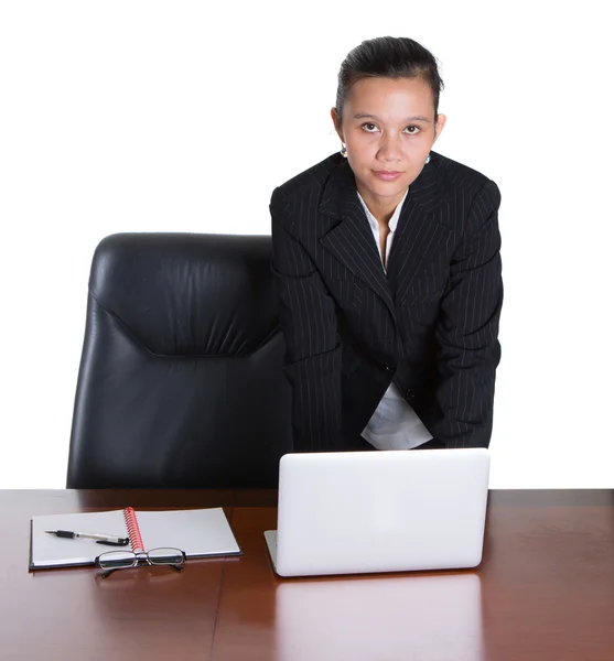 एशियन बिझनेस महिला पर तिच्या ऑफिस डेस्क — स्टॉक फोटो, इमेज