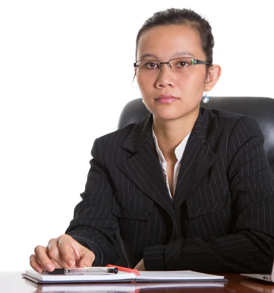 Asiatische Geschäftsfrau bei Ihr Büro Schreibtisch — Stockfoto