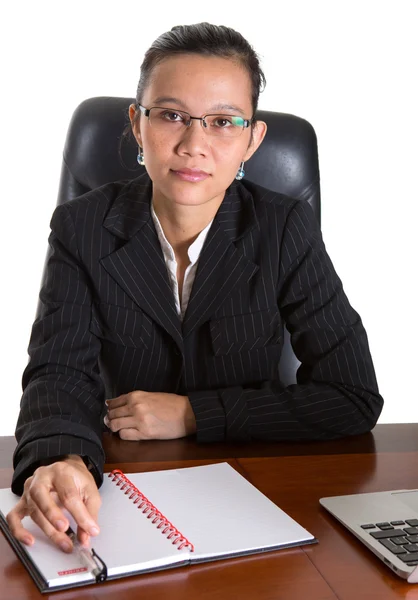 Asiatische Geschäftsfrau bei Ihr Büro Schreibtisch — Stockfoto