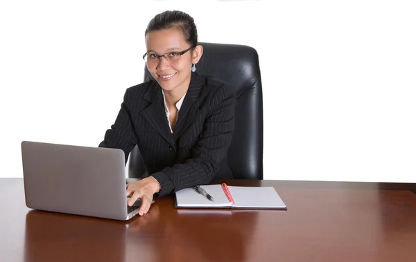 Asiática empresaria en su oficina escritorio — Foto de Stock