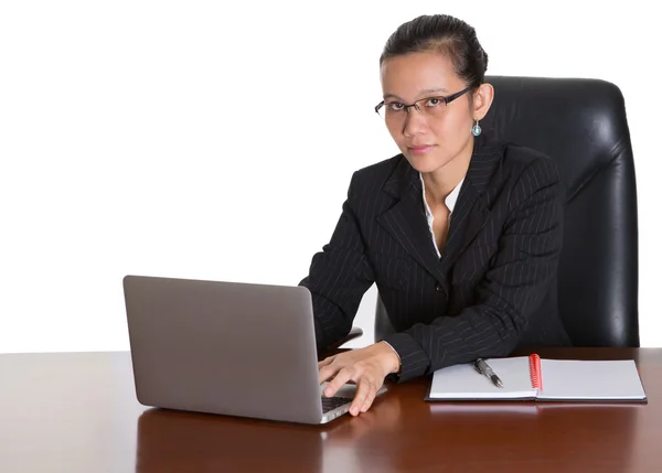 Asiatische Geschäftsfrau bei Ihr Büro Schreibtisch — Stockfoto