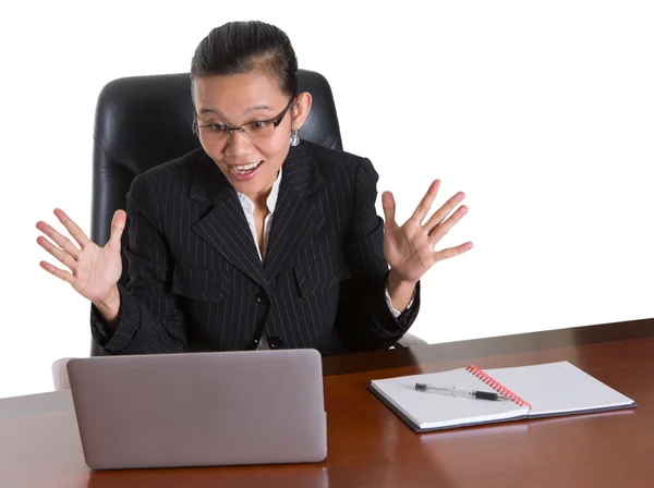 Asiatische Geschäftsfrau bei Ihr Büro Schreibtisch — Stockfoto