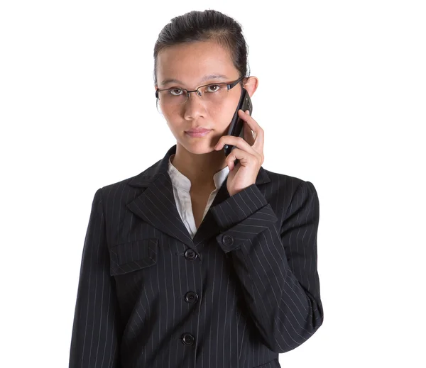 Mujer de negocios asiática con un teléfono inteligente — Foto de Stock