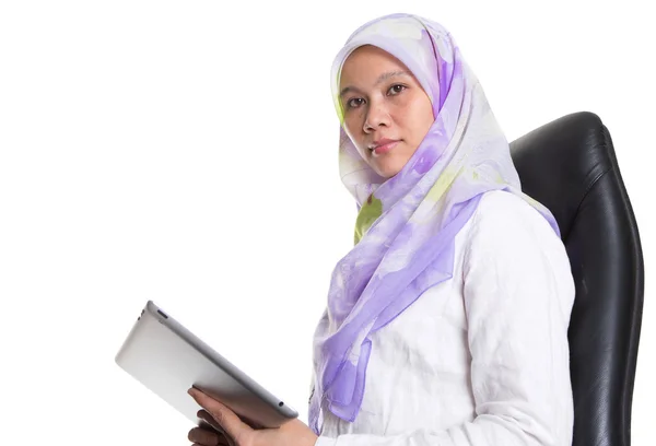 Muslim Female Proffesional With Computer Tablet — Stock Photo, Image