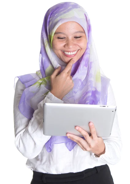 Proffesional feminina muçulmana com tablet de computador — Fotografia de Stock