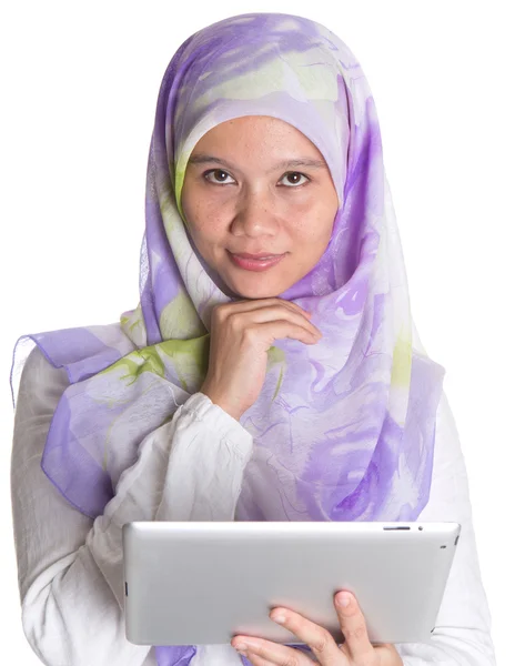 タブレット コンピューターでイスラム教徒の女性留年 — ストック写真