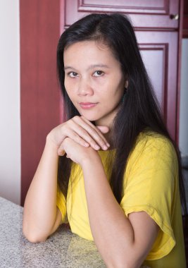 onun mutfaktaki Asyalı kadın